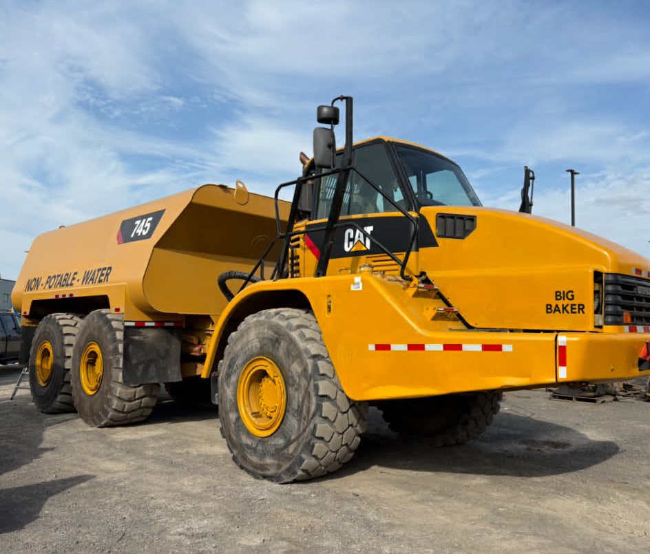 Location camion citerne articulé CAT 745 hors-route vue latérale Québec